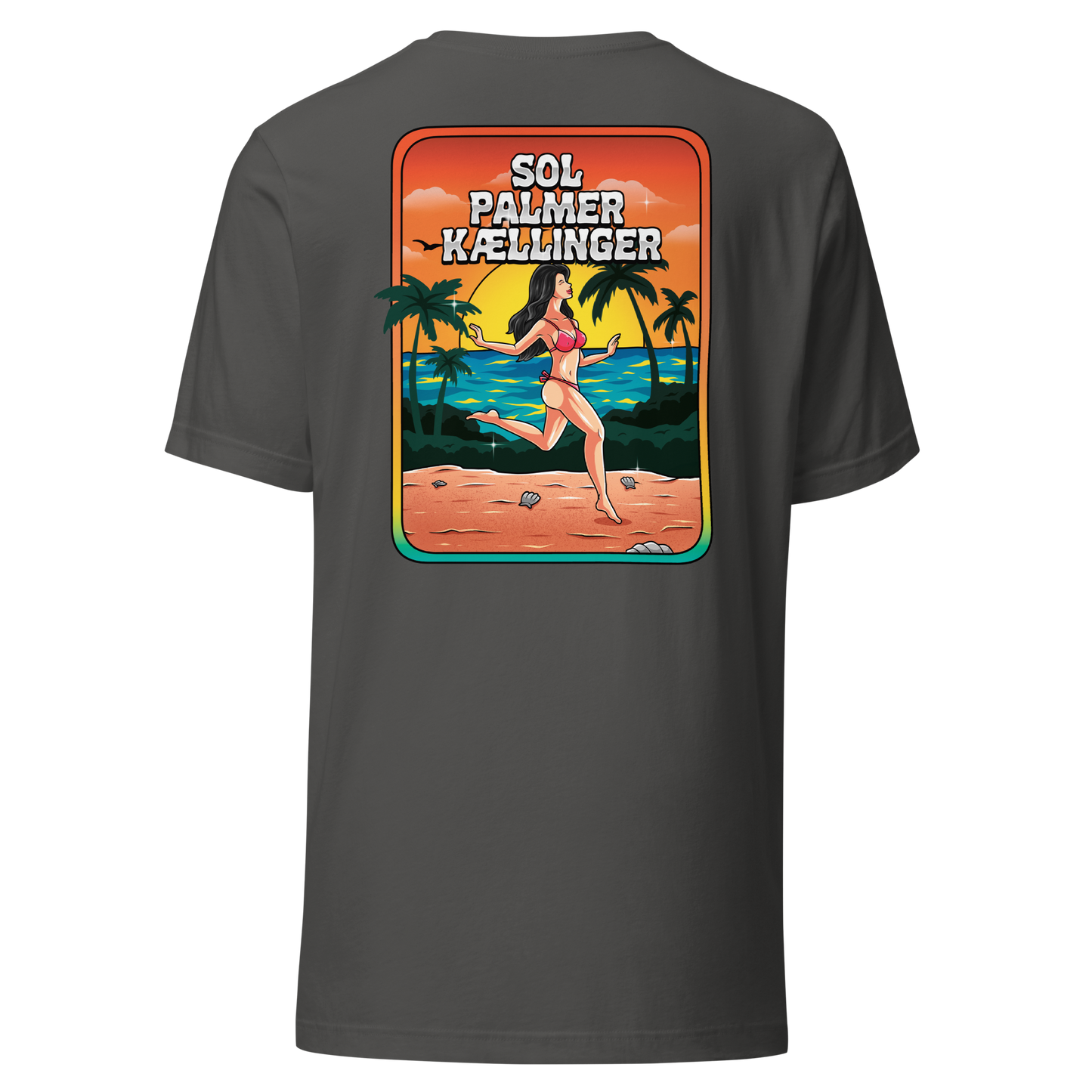 En sort T-shirt med en levende grafik på bagsiden, der viser en kvinde, der løber på en strand med palmer, blåt vand og en solnedgang. Teksten ovenfor lyder "SOL PALMER KÆLLINGER." Fremstillet af 100% bomuld for førsteklasses trøjekvalitet. Se størrelsesguiden for den perfekte pasform.
Introduktion af *Sol, palmer og kællinger Tee* af *Droep*.