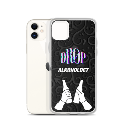 To smartphones, den ene med et gennemsigtigt DRØP Alkoholdet iPhone Cover med teksten "DROP ALKOHOLDET" og et billede af to hænder, der klirrer ølflasker på en sort mønstret baggrund. Det slanke design understøtter endda trådløs opladning for ekstra bekvemmelighed.