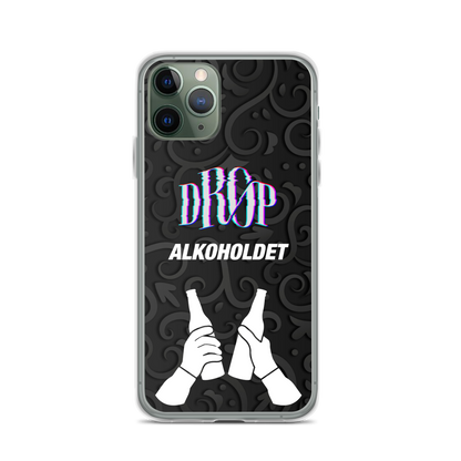 Smartphone med et Alkoholdet iPhone-cover fra DRØP med en sort udsmykket baggrund, ordene "DROP ALKOHOLDET" og to hænder, der holder knuste flasker.