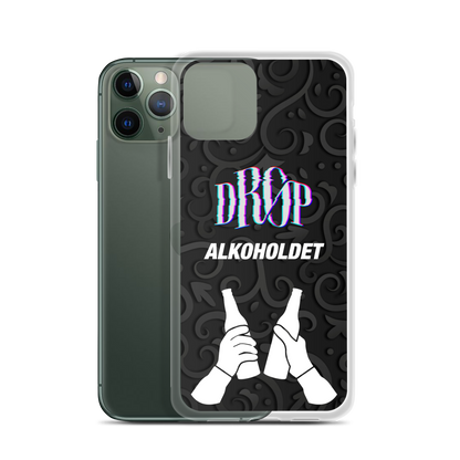 En grøn smartphone med et sort, mønstret etui med et design af to klirrende flasker og teksten "DROP ALKOHOLDET." DRØP Alkoholdet iPhone Cover indeholder avancerede produktionsteknikker for holdbarhed.