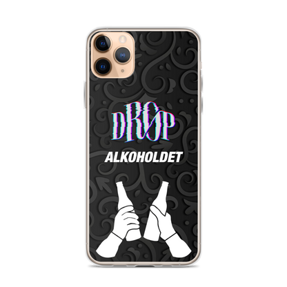 Et DRØP Alkoholdet iPhone Cover til iPhone SE med teksten "DRIP ALKOHOLDET" og et billede af to hænder, der klirrer ølflasker mod en mønstret sort baggrund. Dette slanke design understøtter trådløs opladning og er udformet ved hjælp af en avanceret produktionsproces for holdbarhed.