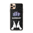 Et DRØP Alkoholdet iPhone Cover til iPhone SE med teksten "DRIP ALKOHOLDET" og et billede af to hænder, der klirrer ølflasker mod en mønstret sort baggrund. Dette slanke design understøtter trådløs opladning og er udformet ved hjælp af en avanceret produktionsproces for holdbarhed.