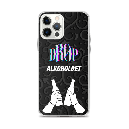 Et elegant Alkoholdet iPhone Cover fra DRØP med teksten "DROP" og "ALKOHOLDET," med et design af to behandskede hænder, der klirrer på flasker mod en stilfuld sort mønstret baggrund.