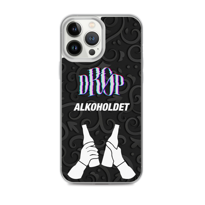 Et Alkoholdet iPhone Cover fra DRØP med teksten "DROP ALKOHOLDET" med en illustration af to hænder, der klirrer på flasker mod en mørk, mønstret baggrund. Etuiet er designet ved hjælp af en avanceret produktionsproces og understøtter trådløs opladning, hvilket sikrer både stil og funktionalitet.