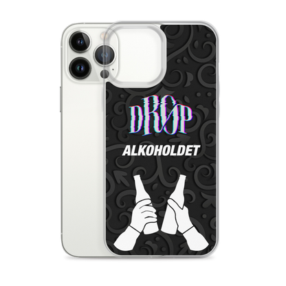 En smartphone med et DRØP Alkoholdet iPhone Cover med teksten "DROP ALKOHOLDET" og en grafik af to hænder, der klirrer på flasker, mod en mønstret sort baggrund. Dette stilfulde cover er kompatibelt med trådløs opladning, hvilket gør det både funktionelt og trendy.